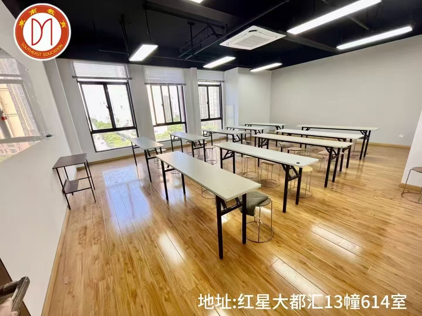 校区班课教室实拍：长桌与座椅整齐排列，采光充足