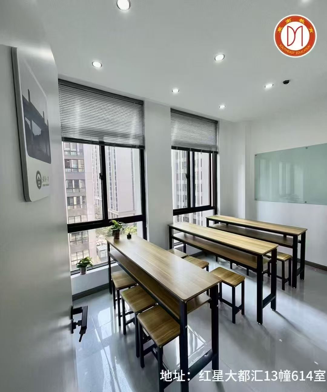 校区小班课教室实拍：原木桌椅靠窗摆放，适合一对一与小组课